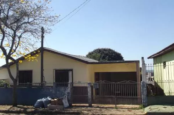 Casa mista contendo 03 quartos, sala, cozinha, wc social, lavanderia e garagem - Foto 1