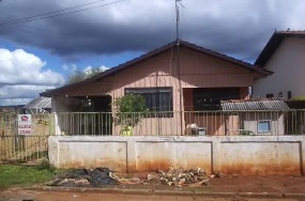 Casa em madeira contendo 04 quartos, sala, cozinha, wc, quarto de despejo, canil, garagem e alarme. - Foto 1