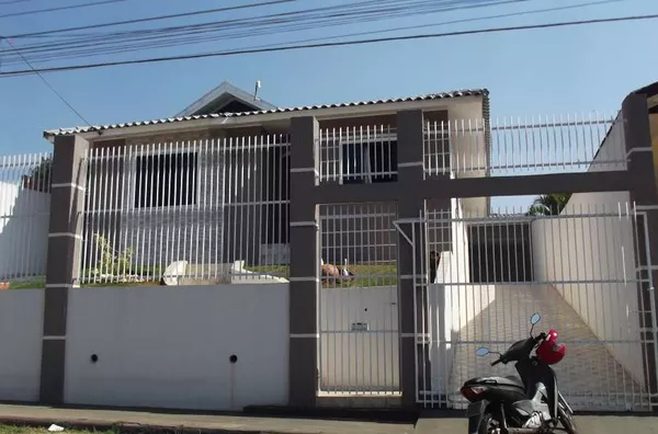 Casa em alvenaria, mobiliada, contendo 02 quartos, 01 suíte, banheiro social, sala, cozinha, área de serviço, churrasqueira, banheiro externo e garagem. - Foto 1