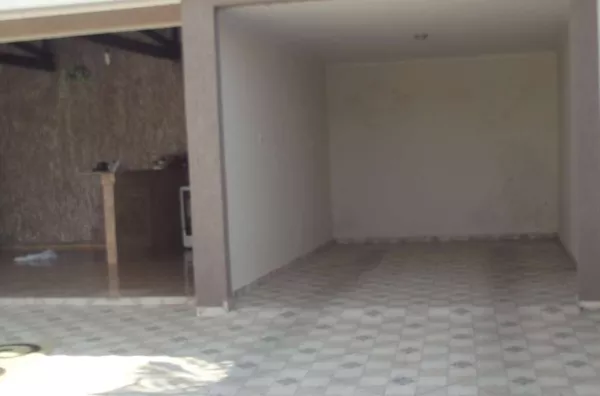 Casa em alvenaria, mobiliada, contendo 02 quartos, 01 suíte, banheiro social, sala, cozinha, área de serviço, churrasqueira, banheiro externo e garagem. - Foto 5