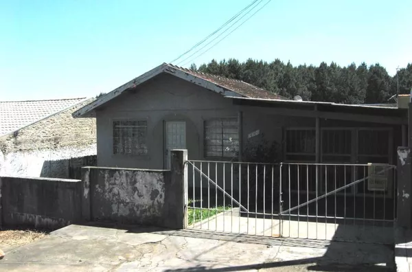 Casa em Alvenaria contendo 3 quartos, copa, cozinha, banheiro, sala, lavanderia, churrasqueira, dependencia de empregada, entrada para carro. - Foto 1