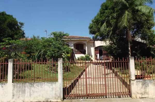 Casa em Alvenaria contendo 5 quartos, 1 suíte , 2 sala, copa, cozinha planejada,2 wcs, garagem com churrasqueira, área serviço e escrito em anexo. Mobiliado - Foto 1