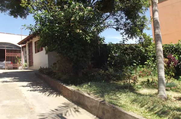 Casa em Alvenaria contendo 5 quartos, 1 suíte , 2 sala, copa, cozinha planejada,2 wcs, garagem com churrasqueira, área serviço e escrito em anexo. Mobiliado - Foto 2