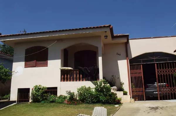 Casa em Alvenaria contendo 5 quartos, 1 suíte , 2 sala, copa, cozinha planejada,2 wcs, garagem com churrasqueira, área serviço e escrito em anexo. Mobiliado - Foto 3