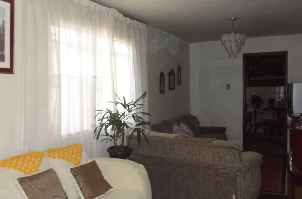 Casa em Alvenaria contendo 5 quartos, 1 suíte , 2 sala, copa, cozinha planejada,2 wcs, garagem com churrasqueira, área serviço e escrito em anexo. Mobiliado - Foto 4