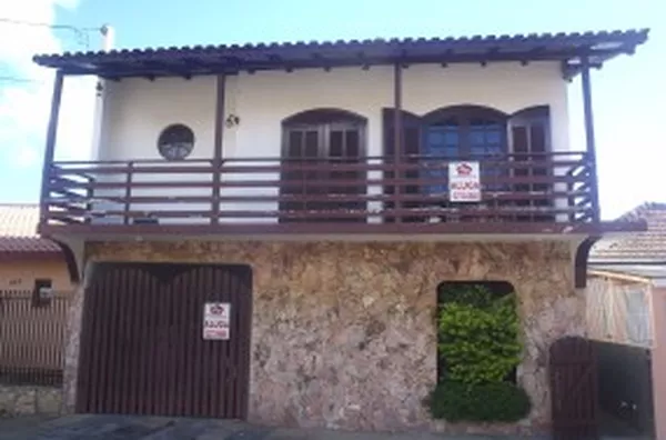 Sobrado em alvenaria contendo 02 suítes, 01 lavabo, sala estar, sala de tv, cozinha, despensa, varanda com churrasqueira e lavanderia, garagem p/ 01 carro, água em conjunto com morador de baixo.  IMÓVEL COM MOBÍLIA COMPLETA. - Foto 1