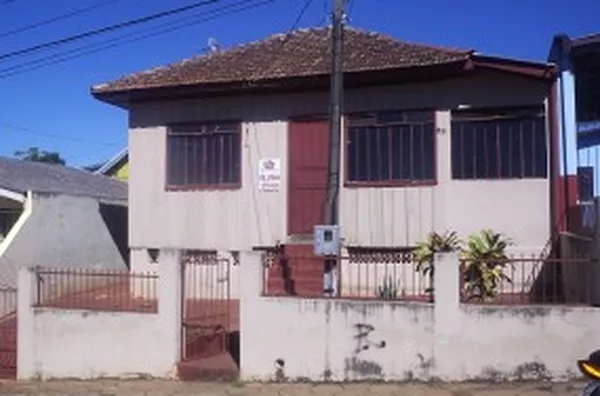 Uma casa em madeira, contendo 03 quartos, sala, cozinha, wc. - Foto 1