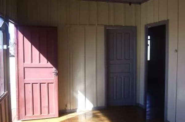 Uma casa em madeira, contendo 03 quartos, sala, cozinha, wc. - Foto 2