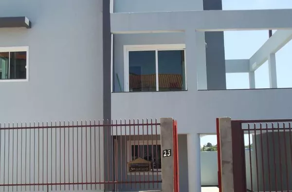 Sobrado em alvenaria contendo 02 quartos, 01 suíte com closet, sala, copa, cozinha planejada, wc social, lavabo, lavanderia, garagem para 02 carros, varanda. - Foto 1