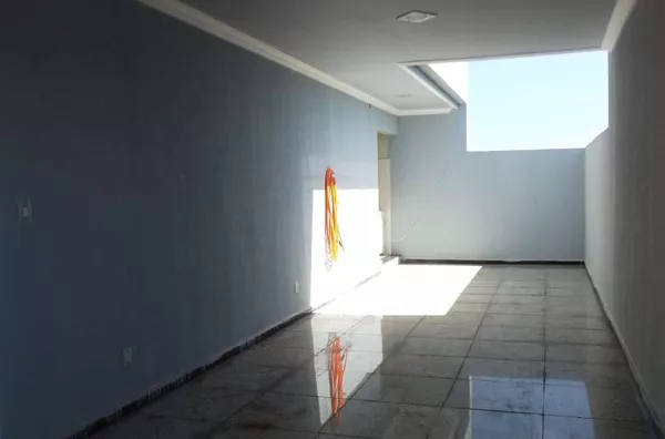 Sobrado em alvenaria contendo 02 quartos, 01 suíte com closet, sala, copa, cozinha planejada, wc social, lavabo, lavanderia, garagem para 02 carros, varanda. - Foto 4