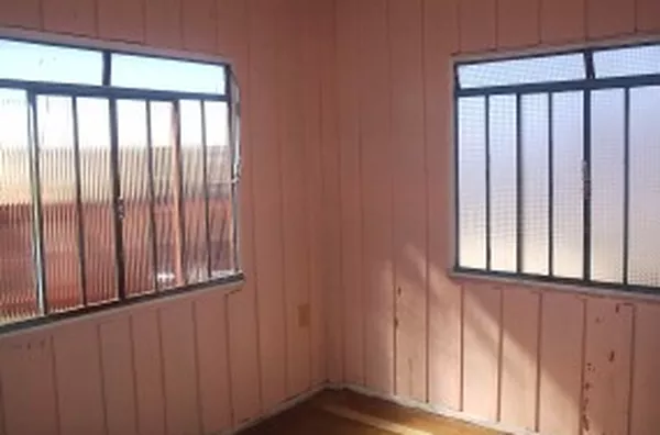 Uma casa em madeira, contendo 03 quartos, sala, cozinha, wc. - Foto 4
