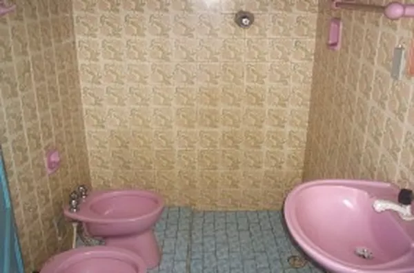 Uma casa em madeira, contendo 03 quartos, sala, cozinha, wc. - Foto 5