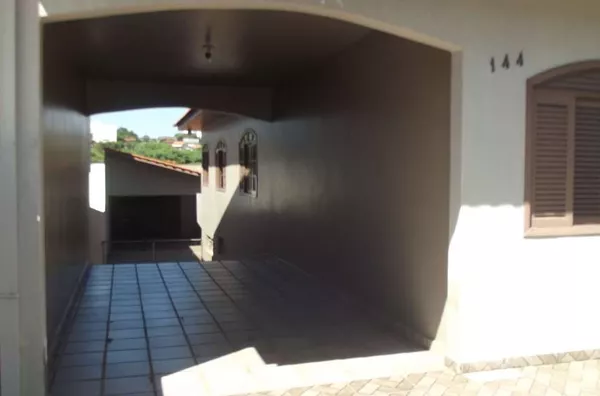 Casa em alvenaria contendo 04 quartos, 01 suíte, sala de estar, sala de jantar, cozinha planejada, wc social, área de serviço, quarto de despejo, área de churrasqueira com wc, garagem para 06 carros / MOBILIADA. - Foto 4