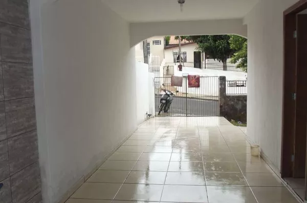 Casa em alvenaria contendo 03 quartos, 01 suíte, sala, wc social, cozinha e copa, área de serviço e garagem. - Foto 5