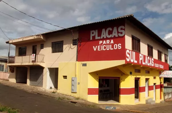 Apartamento em alvenaría contendo 02 quartos, 01 suíte, sala, cozinha, wc social, garagem e área de churrasqueira.