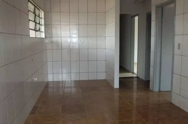 Apartamento em alvenaría contendo 02 quartos, 01 suíte, sala, cozinha, wc social, garagem e área de churrasqueira.