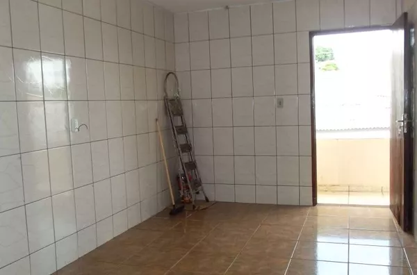 Apartamento em alvenaría contendo 02 quartos, 01 suíte, sala, cozinha, wc social, garagem e área de churrasqueira.
