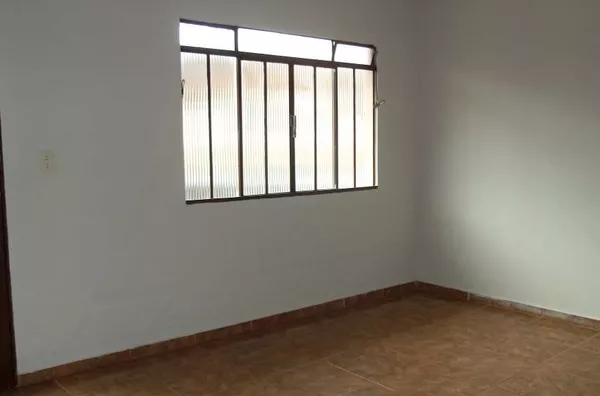 Apartamento em alvenaría contendo 02 quartos, 01 suíte, sala, cozinha, wc social, garagem e área de churrasqueira.