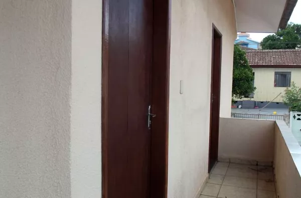 Apartamento em alvenaría contendo 02 quartos, 01 suíte, sala, cozinha, wc social, garagem e área da churrasqueira - Foto 2