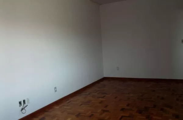 Apartamento em alvenaría contendo 02 quartos, 01 suíte, sala, cozinha, wc social, garagem e área da churrasqueira - Foto 3