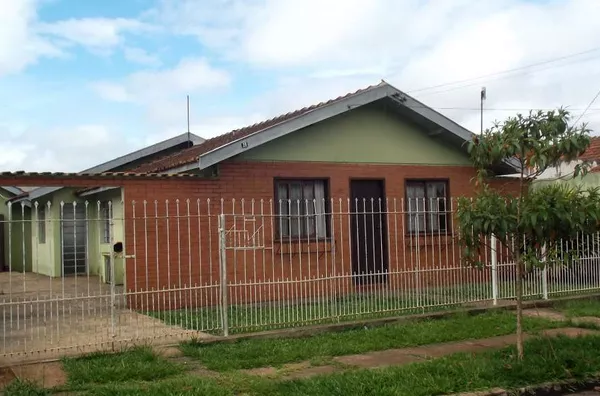 Casa de alvenaria contendo 2 quartos ,1suíte, wc social, sala conj/copa, cozinha ,sala tv,area de serviço, garagem.MOBILIADO - Foto 1