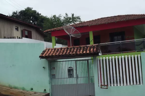 Casa residencial em alvenaria contendo: 02 quartos, 01 suíte, sala, copa, cozinha, wc social, garagem p/ 03 carros, espaço p/ + 02 carros, quarto de despejo, lavanderia e área de churrasqueira, pomar, portão eletrônico. - Foto 1