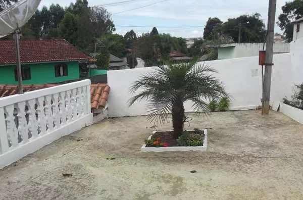 Casa residencial em alvenaria contendo: 02 quartos, 01 suíte, sala, copa, cozinha, wc social, garagem p/ 03 carros, espaço p/ + 02 carros, quarto de despejo, lavanderia e área de churrasqueira, pomar, portão eletrônico. - Foto 4