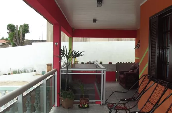 Casa residencial em alvenaria contendo: 02 quartos, 01 suíte, sala, copa, cozinha, wc social, garagem p/ 03 carros, espaço p/ + 02 carros, quarto de despejo, lavanderia e área de churrasqueira, pomar, portão eletrônico. - Foto 6
