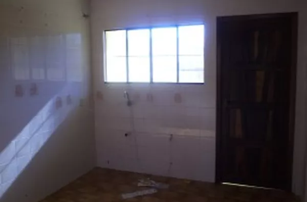 Sobrado em alvenaria, contendo 03 quartos(01 suíte), wc social, lavabo,sala, copa, cozinha, lavanderia, garagem p/ 02 carros, edícula c/ quarto de despejo, wc e churrasqueira - Foto 2