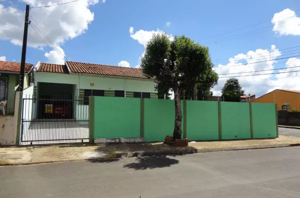 Casa residencial em alvenaria, contendo 02 quartos, 01 suíte, sala, cozinha, wc social, lavanderia e garagem, espaço para 06 carros - Foto 1