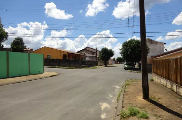 Casa residencial em alvenaria, contendo 02 quartos, 01 suíte, sala, cozinha, wc social, lavanderia e garagem, espaço para 06 carros - Foto 2