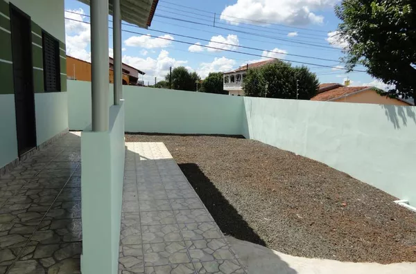 Casa residencial em alvenaria, contendo 02 quartos, 01 suíte, sala, cozinha, wc social, lavanderia e garagem, espaço para 06 carros - Foto 3