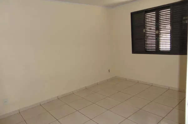 Casa residencial em alvenaria, contendo 02 quartos, 01 suíte, sala, cozinha, wc social, lavanderia e garagem, espaço para 06 carros - Foto 4