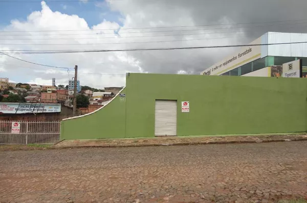 Barracão em alvenaria, medindo 252 m², contendo 03 wc's e 01 sala menor.