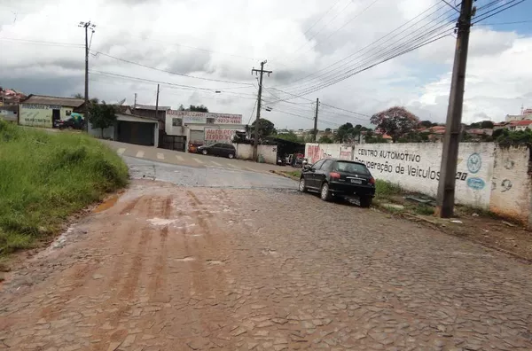 Barracão em alvenaria, medindo 252 m², contendo 03 wc's e 01 sala menor.