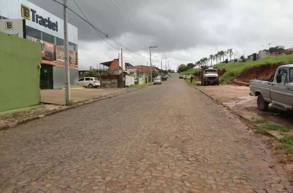 Barracão em alvenaria, medindo 252 m², contendo 03 wc's e 01 sala menor.