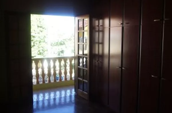 Sobrado em alvenaria, contendo 03 quartos(01 suíte), wc social, lavabo,sala, copa, cozinha, lavanderia, garagem p/ 02 carros, edícula c/ quarto de despejo, wc e churrasqueira - Foto 5