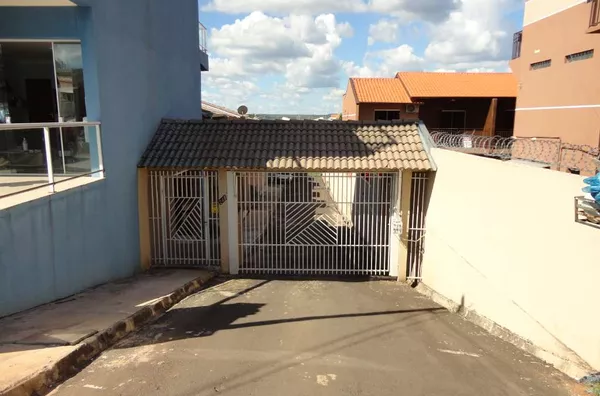 Sobrado contendo 3 quartos, sala, copa e cozinha conjugada,1 lavado e bwc, lavanderia, churrasqueira, garagem. TOTALMENTE MOBILIADA - Foto 1