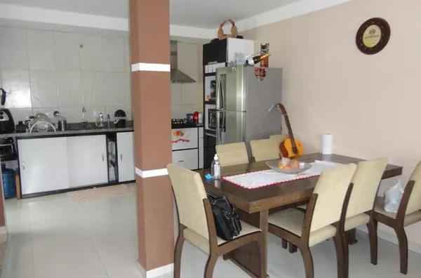 Sobrado contendo 3 quartos, sala, copa e cozinha conjugada,1 lavado e bwc, lavanderia, churrasqueira, garagem. TOTALMENTE MOBILIADA - Foto 4