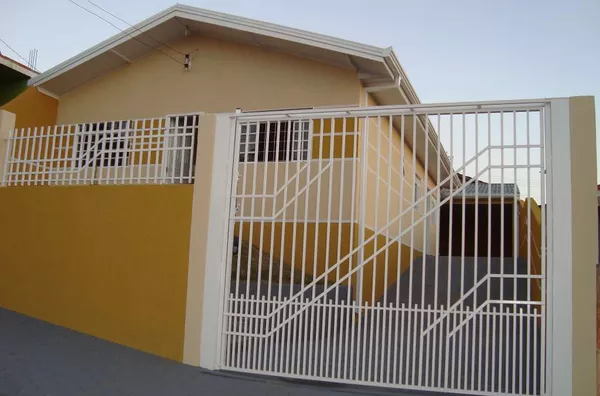 Casa em alvenaria contendo 03 quartos, sendo 02 com móveis planejados, sala, cozinha com móveis planejados, geladeira e fogão, torneira elétrica, wc, lavanderia com armários embutidos, área de churrasqueira incluindo mesa e bancos, com wc, garagem para 06 - Foto 1