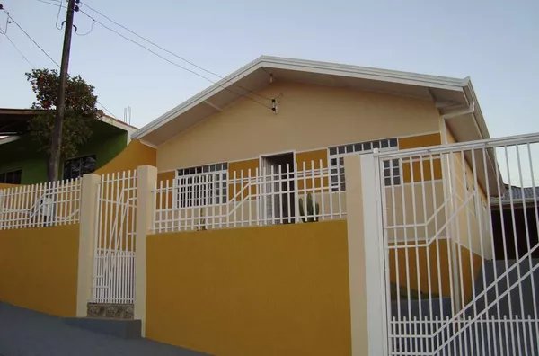 Casa em alvenaria contendo 03 quartos, sendo 02 com móveis planejados, sala, cozinha com móveis planejados, geladeira e fogão, torneira elétrica, wc, lavanderia com armários embutidos, área de churrasqueira incluindo mesa e bancos, com wc, garagem para 06 - Foto 2