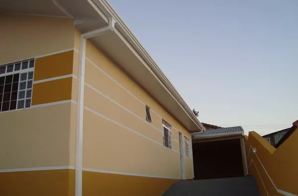 Casa em alvenaria contendo 03 quartos, sendo 02 com móveis planejados, sala, cozinha com móveis planejados, geladeira e fogão, torneira elétrica, wc, lavanderia com armários embutidos, área de churrasqueira incluindo mesa e bancos, com wc, garagem para 06 - Foto 3