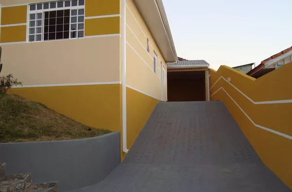Casa em alvenaria contendo 03 quartos, sendo 02 com móveis planejados, sala, cozinha com móveis planejados, geladeira e fogão, torneira elétrica, wc, lavanderia com armários embutidos, área de churrasqueira incluindo mesa e bancos, com wc, garagem para 06 - Foto 4