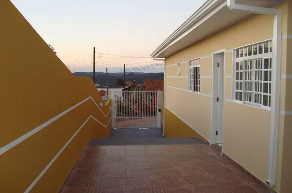 Casa em alvenaria contendo 03 quartos, sendo 02 com móveis planejados, sala, cozinha com móveis planejados, geladeira e fogão, torneira elétrica, wc, lavanderia com armários embutidos, área de churrasqueira incluindo mesa e bancos, com wc, garagem para 06 - Foto 5