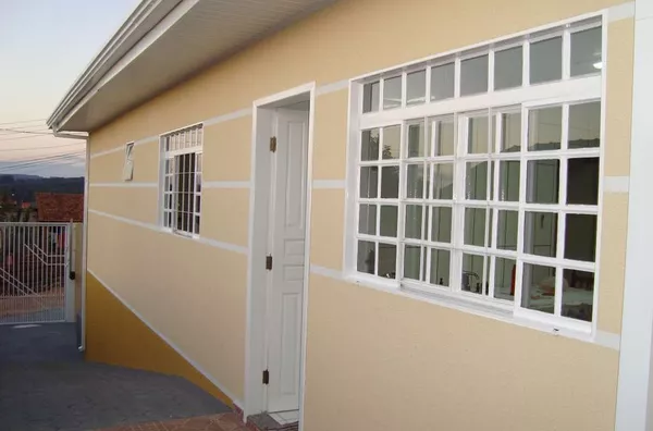Casa em alvenaria contendo 03 quartos, sendo 02 com móveis planejados, sala, cozinha com móveis planejados, geladeira e fogão, torneira elétrica, wc, lavanderia com armários embutidos, área de churrasqueira incluindo mesa e bancos, com wc, garagem para 06 - Foto 6