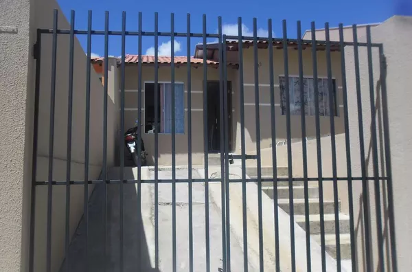 Casa em Alvenaria contendo 2 quartos, sala,cozinha, banheiro,lavanderia e entrada para carro. TOTALMENTE MOBILIADA - Foto 1