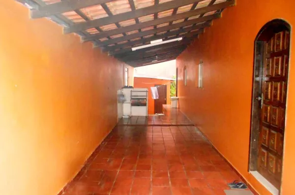 Casa em alvenaria contendo 02 quartos, 01 suíte, sala de visiita, sala de TV, copa, cozinha, wc social, lavanderia, edícula, garagem para 02 carros. - Foto 4
