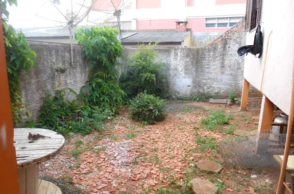 Casa em alvenaria contendo 02 quartos, 01 suíte, sala de visiita, sala de TV, copa, cozinha, wc social, lavanderia, edícula, garagem para 02 carros. - Foto 5