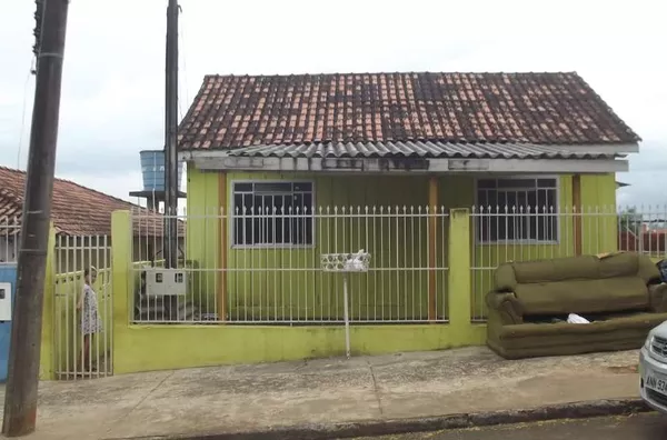 Casa de madeira contendo 04 quartos, sala, cozinha, 02 wc's, área de serviço, cobertura para carro. - Foto 1