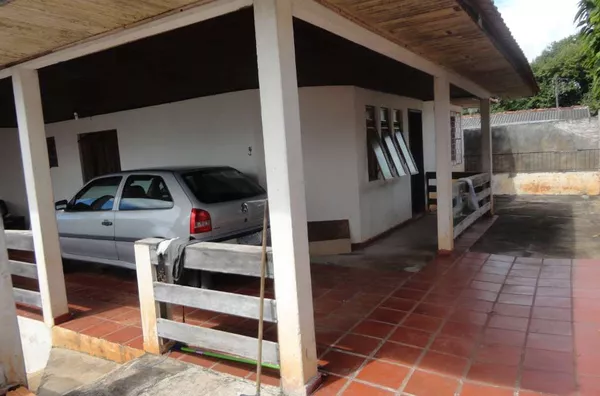 Subsolo em alvenaria, contendo 2 quartos, sala, cozinha, copa, wc, lavanderia e garagem para 01 carro. Obs: Garagem e quintal uso em conjunto. Entrada Individual. - Foto 3